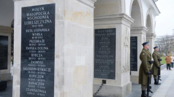 Jedna (L) z dwóch nowych tablic na Grobie Nieznanego Żołnierza. Fot. PAP/J. Turczyk