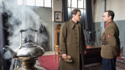 Marcin Kwaśny (L) jako Stanisław Swianiewicz i Mariusz Ostrowski jako Wasilij Zarubin na planie zdjęciowym spektaklu Teatru Telewizji Polskiej „Inspekcja”. Fot. PAP/G. Michałowski