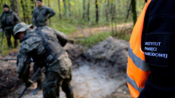 Turza (woj. podkarpackie), 12.10.2017. Członkowie zespołu Biura Poszukiwań i Identyfikacji Instytutu Pamięci Narodowej w Nisku podczas poszukiwań miejsc pochówku ofiar NKWD, w lesie w Turzy koło Sokołowa Małopolskiego. Fot. PAP/D. Delmanowicz