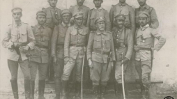Legioniści I Kompanii Kadrowej. Od lewej: w I rzędzie – Modest Słoniowski ps. „Słoń”, sierż. Zygmunt Pomarański ps. „Brzózka”, Mieczysław Marusieński ps. „Lelum”, Sław Płoszajski ps. „Sławomir”, Wacław Sieroszewski, Henryk Paszkowski ps. „Krok”, Zygmunt Platonoff ps. „Plater”; w II rzędzie – Bronisław Mansperl ps. „Haber”, Stefan Pomarański ps. „Borowicz”, Roman Szymański ps. „Tewański”, Wiktor Bystrzyński ps. „Skrzetuski”, Eugeniusz Czajkowski ps. „Jarzębie Marian”. Kraków. Lato, 1914 r. Źródło: CAW
