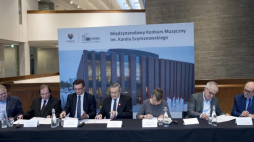 Wicepremier, minister kultury Piotr Gliński (C), prezydent Katowic Marcin Krupa (3L), dyrektor NOSPR w Katowicach Joanna Wnuk-Nazarowa (3P), prezes Polskiego Radia Jacek Sobala (L), rektor Akademii Muzycznej w Katowicach, prof. Władysław Szymański (2L) oraz wiceprezesi Towarzystwa Muzycznego im. Szymanowskiego prof. Eugeniusz Knapik (2P) i dr. hab. Arkadiusz Kubica (P) – uroczystość podpisania listu intencyjnego ws. Międzynarodowego Konkursu Muzycznego im. Karola Szymanowskiego. Fot. PAP/A. Grygiel