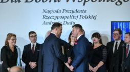 Prezydent Andrzej Duda wręcza nagrodę specjalną dla wolontariuszy „Łączki” podczas gali finałowej Nagrody Prezydenta RP "Dla Dobra Wspólnego". Fot. PAP/M. Obara