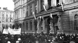 Manifestacja przed siedzibą pierwszego rządu w niepodległej Polsce. Warszawa, 14 listopada 1918 r. Fot. CAW