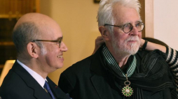 Ambasador Francji w Polsce Pierre Levy (L) wręczył Order Sztuki i Literatury reżyserowi teatralnemu Krystianowi Lupie. Fot. PAP/R. Pietruszka