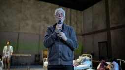 Krystian Lupa podczas próby medialnej przedstawienia "Proces" wg powieści Franza Kafki w Nowym Teatrze w Warszawie. Fot. PAP/M. Obara