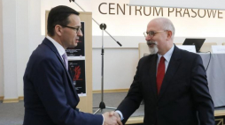 Wicepremier, minister rozwoju i finansów Mateusz Morawiecki i wiceprezes Polskiej Fundacji Narodowej Maciej Świrski podczas konferencji Reduty Dobrego Imienia „Support Poland! Wspieraj Polskę!”. Fot. PAP/P. Supernak