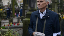 Przewodniczący Społecznego Komitetu Opieki nad Starymi Powązkami imienia Jerzego Waldorffa Marcin Święcicki kwestuje na Starych Powązkach w Warszawie. 01.11.2017. Fot. PAP/J. Kamiński