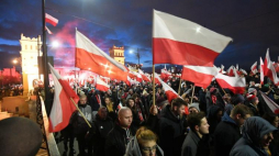 Uczestnicy Marszu Niepodległości 2017 na ulicach Warszawy. 11.11.2017. Fot. PAP/B. Zborowski