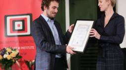 Paweł Maślona odbiera nagrodę Perspektywa im. Janusza "Kuby" Morgensterna z rąk dyrektor PISF Izabeli Kiszki-Hoflik. Fot. PAP/L. Szymański