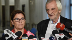 Rzecznik PiS Beata Mazurek i przewodniczący klubu parlamentarnego PiS Ryszard Terlecki podczas konferencji prasowej w Sejmie. 24.11.2017. Fot. PAP/R. Pietruszka