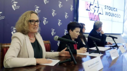 Przewodnicząca Rady Warszawy Ewa Malinowska-Grupińska (L), prezydent stolicy Hanna Gronkiewicz-Waltz (2L),  wiceprezydent Warszawy Renata Kaznowska (2P) oraz dyrektor Domu Spotkań z Historią Piotr Jakubowski (P) podczas konferencji prasowej nt. obchodów 100-lecia niepodległości w Warszawie. Fot. PAP/T. Gzell