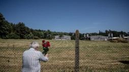 Widok na teren byłego obozu koncentracyjnego dla Romów w Letach, na którym po wojnie zbudowano fermę trzody chlewnej. Fot. PAP/EPA