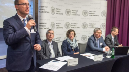 Konferencja naukowa „Zwycięzcy i zwyciężeni - więźniowie obozów sowieckich” w Łodzi - od lewej: dyrektor łódzkiego oddziału IPN dr Dariusz Rogut, prof. Aleksander Riepiniecki (Państwowy Uniwersytet Społeczno-Pedagogiczny w Samarze), prof. Małgorzata Ruchniewicz (Uniwersytet Wrocławski), dr Aleksander Kapustin (Zarząd Archiwów obwodu swierdłowskiego) oraz dr Attila Seres (Węgierska Akademia Nauk). Fot. PAP/G. Michałowski