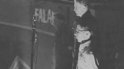 Przemówienie przywódcy organizacji Bolesława Piaseckiego. Na pierwszym planie widoczny również członek "Falangi" z naszywką na mundurze przedstawiajacą flagę organizacji. Warszawa, 28.11.1937. Źródło: NAC