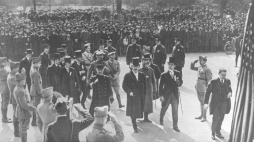 Druga misja wojskowa generała Józefa Hallera w Nowym Jorku.  Przedstawiciele misji przed ratuszem miasta Nowy Jork. Widoczny m.in. Ignacy Jan Paderewski. 23.03.1918. Źródło: NAC
