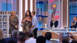 Anna Dymna (2L) i Paulina Gruszewska (L) podczas uroczystości wręczenia statuetek "Przyjaciela Zaczarowanego Ptaszka". Fot. PAP/M. Kmieciński