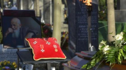 Uroczystości pogrzebowe prof. Walerego Pisarka w alei zasłużonych na cmentarzu Rakowickim w Krakowie. Fot. PAP/P. Zechenter