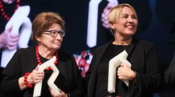 Dyrektorka Centrum Dialogu im. Marka Edelmana w Łodzi Joanna Podolska (P) laureatka Nagrody POLIN 2017 i przewodnicząca Stowarzyszenia "Dzieci Holocaustu" w Polsce Joanna Sobolewska-Pyz (L) z nagrodą specjalną POLIN. Fot. PAP/P. Supernak