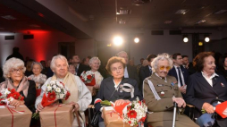 Uczestniczki Powstania Warszawskiego, sanitariuszka Halina Jędrzejewska ps. Sławka (C) i sanitariuszka i łączniczka, powstaniec warszawski, żołnierz Armii Krajowej Danuta Józefa Gałkowa z domu Ślązak, ps. Blondynka (2P) podczas gali finałowej podsumowującej II edycję ogólnopolskiej kampanii BohaterON – włącz historię!. Fot. PAP/M. Kmieciński