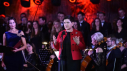Premier Beata Szydło przemawia przed oratorium „Polska dla świata. Solidarni z ofiarami wojny” w Kopalni Soli w Wieliczce. Fot. PAP/J. Bednarczyk