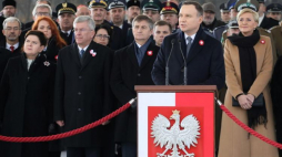 Prezydent Andrzej Duda podczas uroczystej odprawy wart przed Grobem Nieznanego Żołnierza w Warszawie w Święto Niepodległości. 11.11.2017. Fot. PAP/P. Supernak