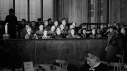 Kraków, 1947-11-24. Posiedzenie Najwyższego Trybunału Narodowego w sali Muzeum Narodowego. Pierwszy dzień rozprawy przeciwko 40 zbrodniarzom hitlerowskim z SS, członkom załogi niemieckiego obozu zagłady Auschwitz-Birkenau. Fot. PAP/CAF