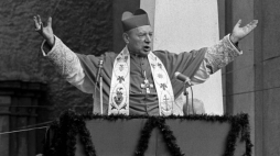 ROK 1966. OBCHODY MILENIJNE. KARDYNAŁ STEFAN WYSZYŃSKI PRZEMAWIA DO WIERNYCH W TRZEBNICY. Fot. PAP/E. Wołoszczuk