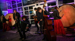 Warszawska inauguracja projektu "Puls Wolności" - koncert Orkiestry Wielkich Bębnów przed Kinem Atlantic. Fot. PAP/M. Obara