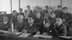 Początek procesu pokazowego działaczy Polskiej Partii Socjalistycznej Wolność Równość Niepodległość przed Rejonowym Sądem Wojskowym w Warszawie – na zdjęciu: za stołem m.in. adwokaci Marian Niedzielski (1L) i Mieczysław Maślanko (2L), w drugim rzędzie oskarżeni Józef Dzięgielewski (L) i Tadeusz Szturm de Sztrem, w trzecim rzędzie Wiktor Krawczyk (L) i Ludwik Cohn oraz w ostatnim rzędzie Kazimierz Pużak (w okularach). 05.11.1948. Fot. PAP/CAF