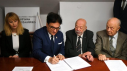 Wiceprezesi Związku Powstańców Warszawy Zbigniew Galperyn (2P) i Eugeniusz Tyrajski (P), inicjator akcji „Warszawa pamięta o swoich bohaterach” Rafał Szczepański (2L) oraz organizator fundacji Monika Sarnecka (L) podczas konferencji prasowej nt. Fundacji Pamięci o Bohaterach Powstania Warszawskiego. Fot. PAP/B. Zborowski