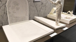 Wystawa prac zgłoszonych do konkursu na koncepcję projektową rzeźby upamiętniającej postać Stanisława Pyjasa – z lewej projekt Dariusza Sitka. Fot. PAP/J. Bednarczyk