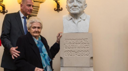 Wdowa po Tadeuszu Różewiczu Wiesława Różewicz i prezydent Wrocławia Rafał Dutkiewicz podczas odsłonięcie marmurowego popiersia Tadeusza Różewicza w Galerii Sławnych Wrocławia. Fot. PAP/M. Kulczyński 