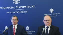 Wojewoda mazowiecki Zdzisław Sipiera (P) i prezes IPN Jarosław Szarek podczas konferencji prasowej "Dekomunizacja w Warszawie - zarządzenia wojewody w sprawie zmiany nazw ulic". Fot. PAP/R. Pietruszka