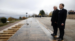 Prezydent Niemiec Frank-Walter Steinmeier (L) i prezydent Francji Emmanuel Macron podczas uroczystości w Hartmannsweilerkopf. Fot. PAP/EPA