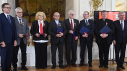 Prezes IPN Jarosław Szarek (L) i marszałek Senatu Stanisław Karczewski (P) oraz laureaci nagród "Świadek Historii" - od lewej: syn Hanny Zbirohowskiej-Kościa, Wanda Seliwanowska, ks. Zdzisław Malczewski, wiceprezes Instytutu Józefa Piłsudskiego w Ameryce Marek Zieliński, Andrzej Grodzki oraz ks. Krzysztof Pożarski podczas uroczystości wręczenia nagród. Fot. PAP/R. Pietruszka