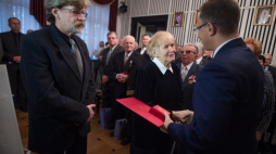 Syn oficera WP, dowódcy Egzekutywy w Kedywie AK w Wilnie Piotr Urbankiewicz (L) i żona Janina Urbankiewicz (C) odbierają pośmiertnie nagrodę "Świadek historii" dla ppłk Jerzego Urbankiewicza z rąk szefa łódzkiego oddziału IPN Dariusza Roguta. Fot. PAP/G. Michałowski