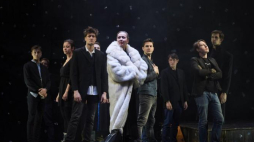 Aktorka Eniko Eszenyi (C) z zespołem Teatru Narodowego w Budapeszcie podczas próby medialnej spektaklu „Ryszard III” Williama Szekspira w reżyserii Attila Vidnyanszky jr. w Gdańskim Teatrze Szekspirowskim. Fot. PAP/A. Warżawa