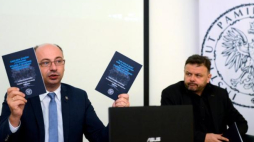 Zastępca prezesa IPN Mateusz Szpytma (L) oraz zastępca dyrektora Biura Edukacji Narodowej Adam Hlebowicz podczas konferencji nt. inicjatyw IPN w związku z 75. rocznicą powołania Rady Pomocy Żydom „Żegota”. Fot. PAP/J. Kamiński
