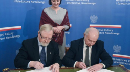 Darczyńca dr inż. Krzysztof Grabowiecki (L), wiceminister kultury i dziedzictwa narodowego Magdalena Gawin i dyrektor Archiwum Akt Nowych dr Tadeusz Krawczak podczas przekazania dokumentów dot. działalności petersburskiego Koła Towarzystwa Opieki nad Zabytkami Przeszłości w Warszawie z okresu 1916-21 do AAN w siedzibie MKiDN w Warszawie. Fot. PAP/R. Pietruszka