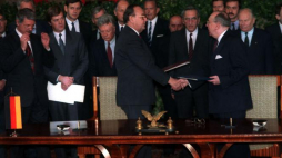 Polsko-Niemiecki Traktat Graniczny; wymiana dokumentów. Fot. PAP/J. Morek