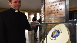 Dyrektor Muzeum ks. Jacek Pietruszka przy mitrze papieskiej na Rok Jubileuszowy w Muzeum Domu Rodzinnym Jana Pawła II w Wadowicach. Fot. PAP/J. Bednarczyk