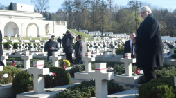 Minister spraw zagranicznych Witold Waszczykowski przy mogiłach na Cmentarzu Obrońców Lwowa na cmentarzu Łyczakowskim. Lwów, Ukraina, 05.11.2017. Fot. PAP/R. Pietruszka 