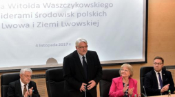  Minister spraw zagranicznych Witold Waszczykowski (C), posłanka PiS Beata Mazurek (L), ambasador RP na Ukrainie Jan Piekło (2L), senator PiS Janina Sagatowska (2P) oraz podsekretarz stanu ds. bezpieczeństwa, konsularnych oraz polityki wschodniej Bartosz Cichocki (P) podczas spotkanie z liderami środowisk polskich Lwowa i okręgu, w Konsulacie Generalnym RP we Lwowie. Fot. PAP/R. Pietruszka