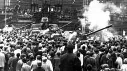 Vaclavske Namesti, czołgi przed Muzeum Narodowym, w dniu rozpoczęcia inwazji wojsk Układu Warszawskiego na Czechosłowację. Fot. PAP/CAF