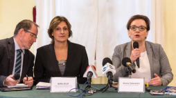 Minister edukacji narodowej Anna Zalewska (P) i minister edukacji, młodzieży i sportu Kraju Związkowego Brandenburgia Britta Ernst podczas konferencji prasowej po prezentacji drugiego tomu podręcznika pt. "Europa - nasza historia" w Krzyżowej. Fot. PAP/M. Kulczyński