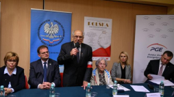 Szef Urzędu do Spraw Kombatantów i Osób Represjonowanych Jan Józef Kasprzyk (2L), prezes Fundacji Cultura Memoriae Hanna Nowakowska (L), kierownik Działu Promocji Filharmonii Narodowej w Warszawie Grażyna Paszkowska (2P), prezes PGE - Polska Grupa Energetyczna Henryk Baranowski (P), prezes Światowego Związku Żołnierzy AK Okręg Warszawa Stanisław Krakowski (3L) i była więźniarka obozu koncentracyjnego Ravensbrueck Krystyna Zając (3P). Fot. PAP/M. Obara