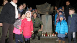 Wychowankowie Ogrodu Jordanowskiego Nr 2 w Poznaniu, włączając się w akcję "Zapal znicz pamięci" wspólnie z harcerzami PDH "Zawrat"oraz PDHS "Nestor" zapalili znicze i oddali cześć minutą ciszy przed pomnikiem poległych harcerzy  we wrześniu 1939 r. Byli to druhowie : Edward Pietrzykowki (hufiec Nowe Miasto) i Henryk Wysocki (hufiec Jeżyce), którzy zginęli podczas służby patrolowej. Fot. Agnieszka Szcześniak - nauczyciel OJ nr2, koordynator wydarzenia