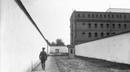 Oficer patrolujący teren Zuchthaus Sonnenburg, 1931 r. Źródło: Bundesarchiv