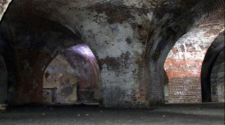 Kaponiera Kolejowa w Poznaniu przed renowacją. Źródło: Wikimedia Commons