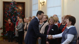  Premier Mateusz Morawiecki w czasie spotkania z działaczkami opozycji internowanymi w stanie wojennym. Fot. PAP/J. Kamiński
